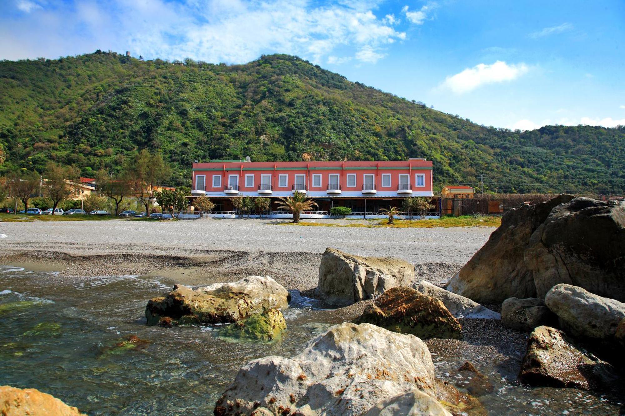 Hotel Ristorante La Scogliera - Nuova Gestione Пирайно Екстериор снимка
