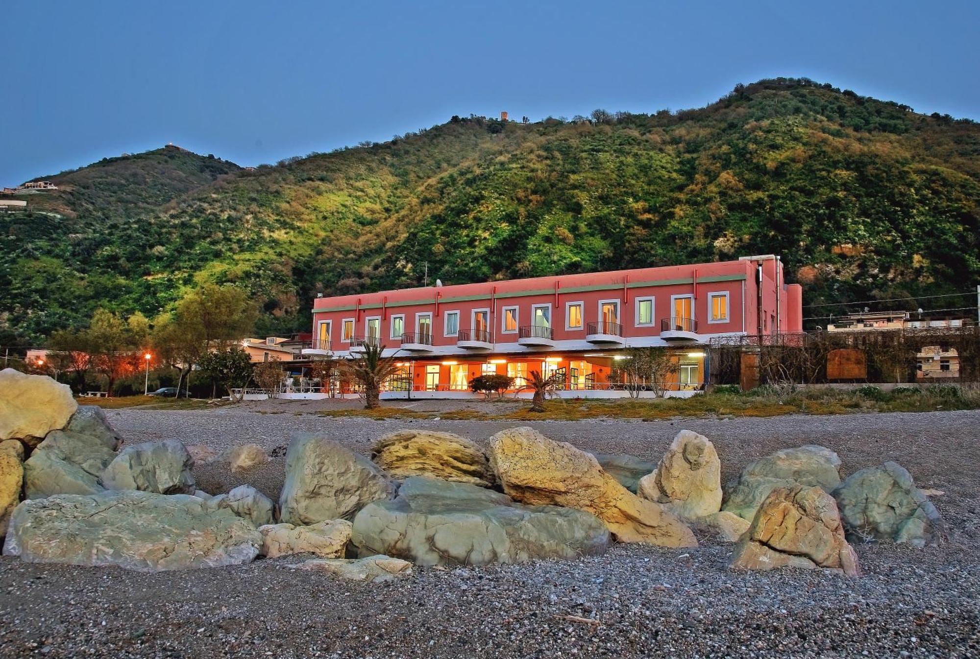 Hotel Ristorante La Scogliera - Nuova Gestione Пирайно Екстериор снимка