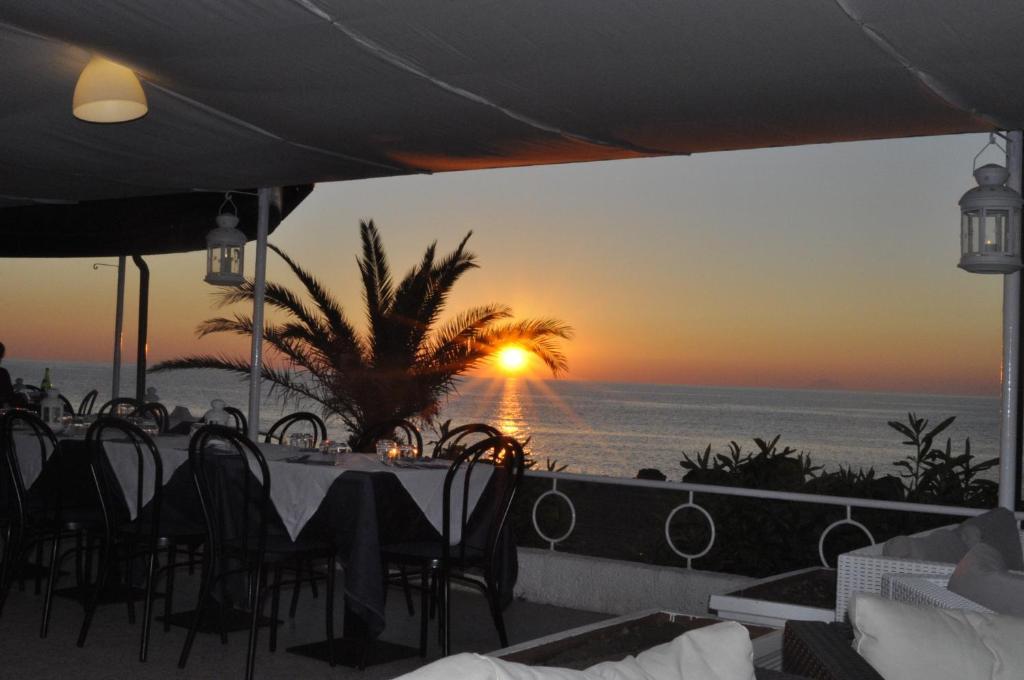 Hotel Ristorante La Scogliera - Nuova Gestione Пирайно Екстериор снимка